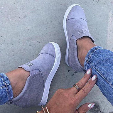 Women's Raised-Top Athletic Shoes - Round Toes / Textured Soles